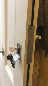 Emergency door opening locksmith clapham